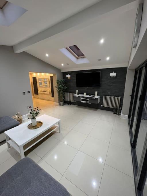 Stunning Home In Astley Tyldesley Екстериор снимка