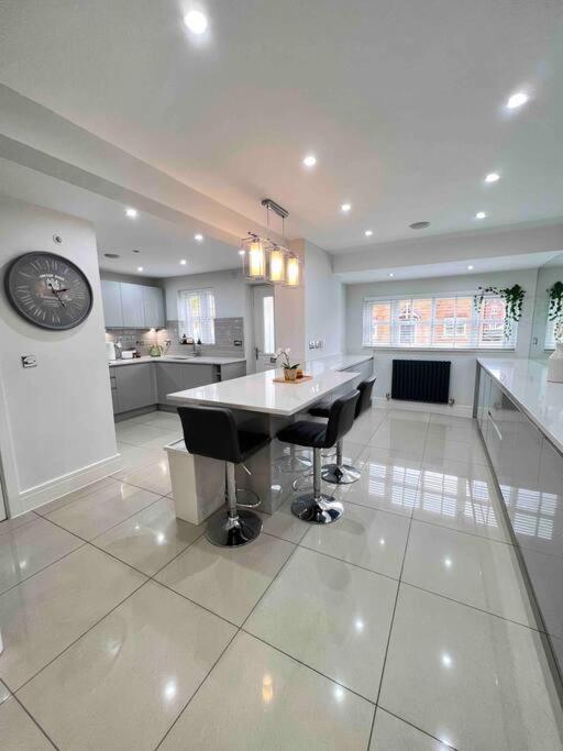 Stunning Home In Astley Tyldesley Екстериор снимка