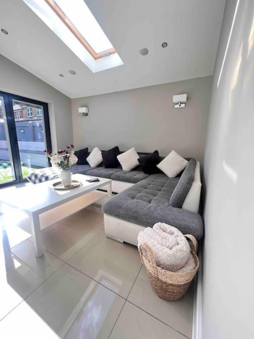Stunning Home In Astley Tyldesley Екстериор снимка